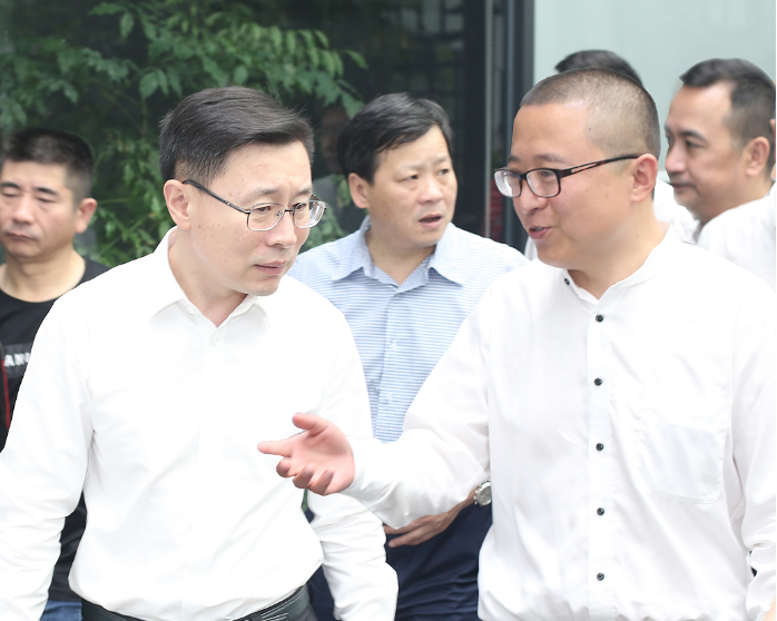 图1 杭州市委常委、宣传部部长戚哮虎（左）与金沙9001以诚为本董事长贾波（右）亲切交谈.png